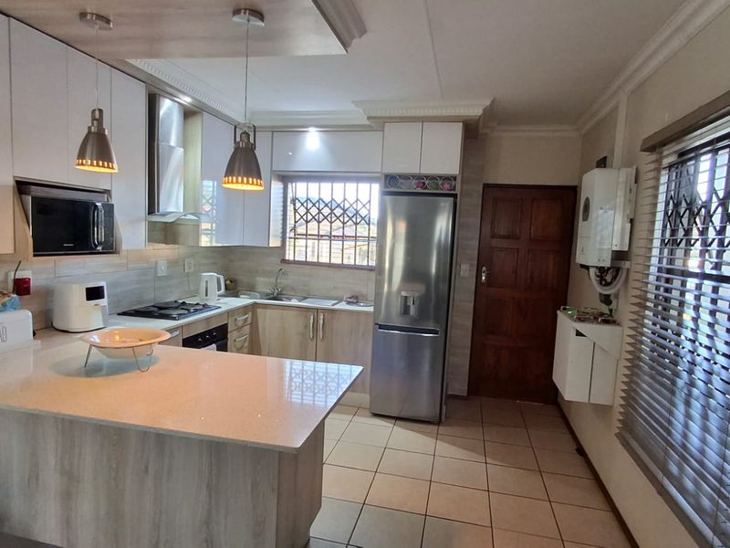 3 BED TOWNHOUSE  HEATHERVIEW GARDENS - Photo 3