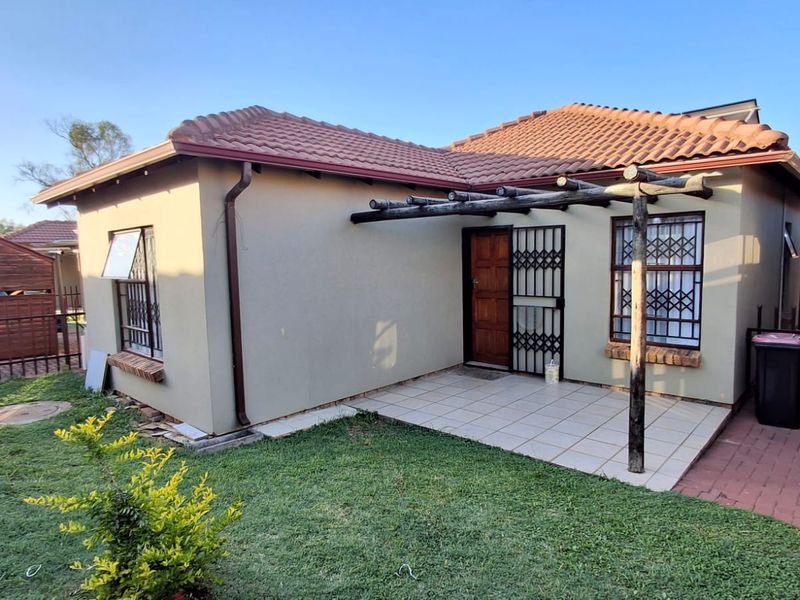 3 BED TOWNHOUSE  HEATHERVIEW GARDENS - Photo 2