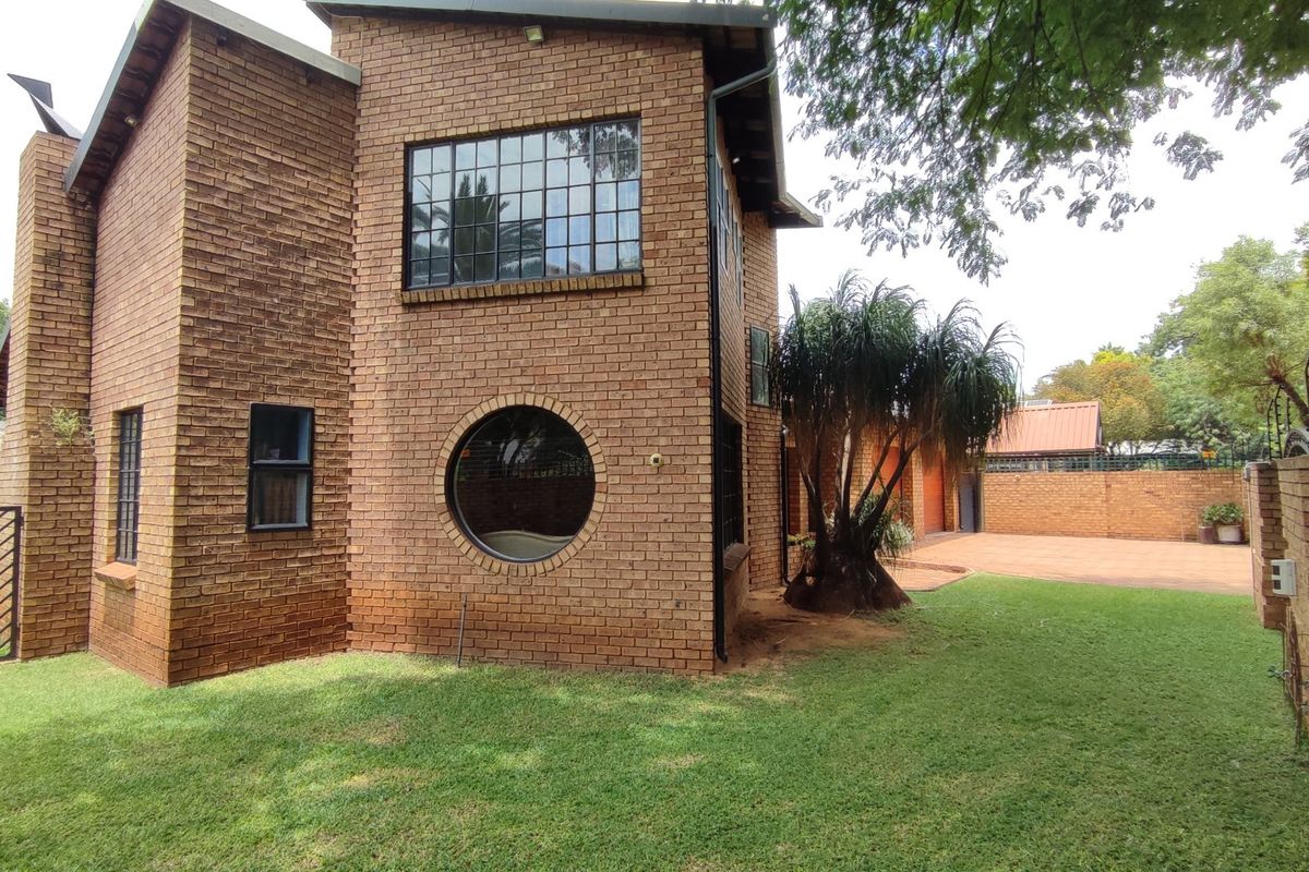 PRIME FAMILY HOME IN ELDORAIGNE EXT 18 BOOMED-OFF NEIGHBORHOOD! - Photo 3