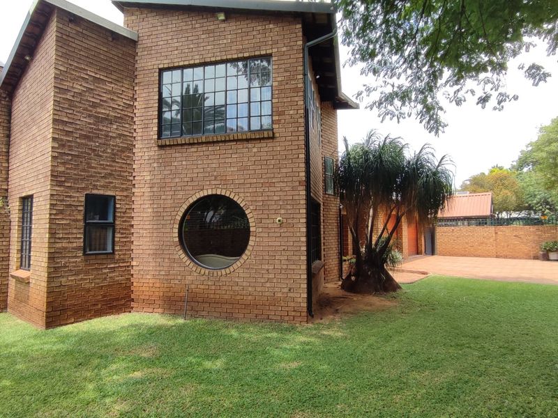 PRIME FAMILY HOME IN ELDORAIGNE EXT 18 BOOMED-OFF NEIGHBORHOOD! - Photo 3