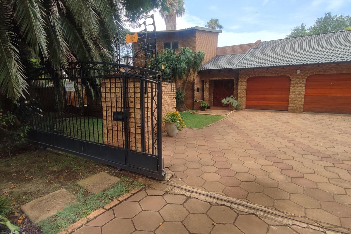 PRIME FAMILY HOME IN ELDORAIGNE EXT 18 BOOMED-OFF NEIGHBORHOOD! - Photo 2