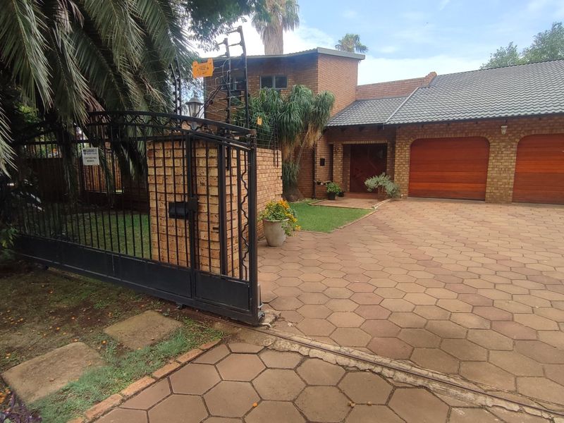 PRIME FAMILY HOME IN ELDORAIGNE EXT 18 BOOMED-OFF NEIGHBORHOOD! - Photo 2