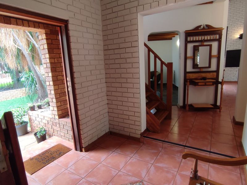 PRIME FAMILY HOME IN ELDORAIGNE EXT 18 BOOMED-OFF NEIGHBORHOOD! - Photo 5