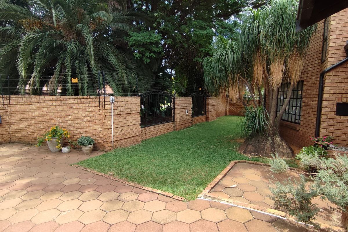 PRIME FAMILY HOME IN ELDORAIGNE EXT 18 BOOMED-OFF NEIGHBORHOOD! - Photo 4