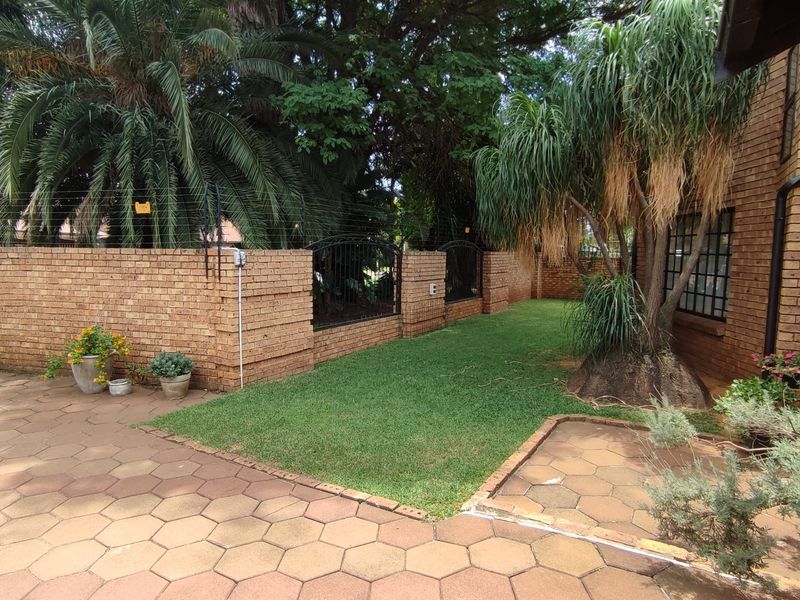 PRIME FAMILY HOME IN ELDORAIGNE EXT 18 BOOMED-OFF NEIGHBORHOOD! - Photo 4