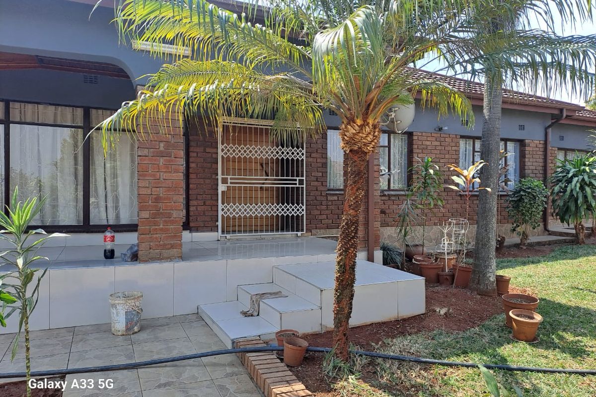 3 Bedroom House For Sale in Makwarela  - Photo 2