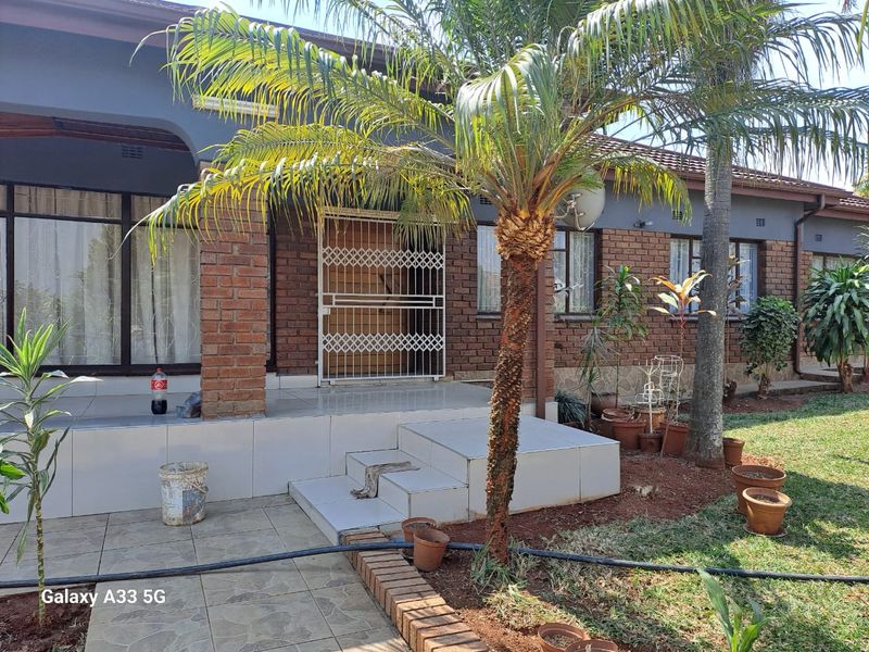 3 Bedroom House For Sale in Makwarela  - Photo 2