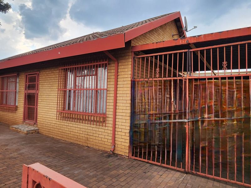 Expansive Home with Outbuilding – Endless Potential! - Photo 2