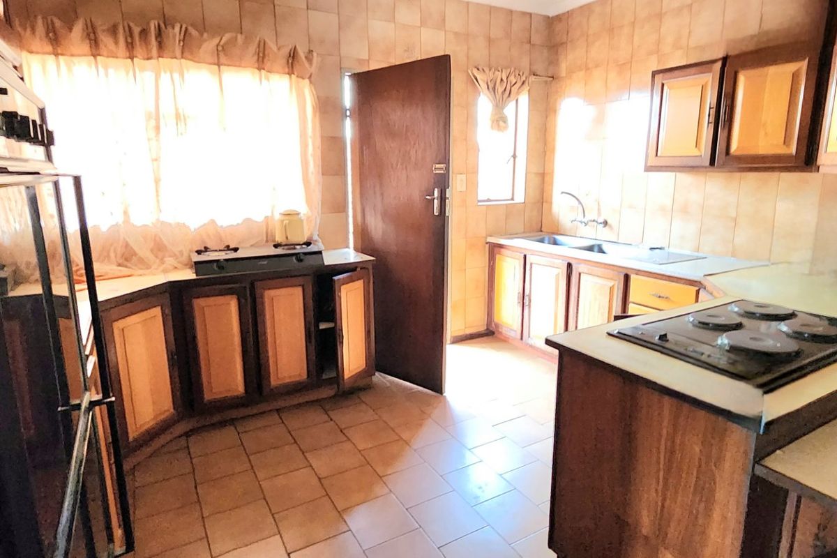 Expansive Home with Outbuilding – Endless Potential! - Photo 4