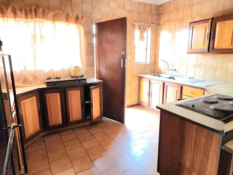 Expansive Home with Outbuilding – Endless Potential! - Photo 4