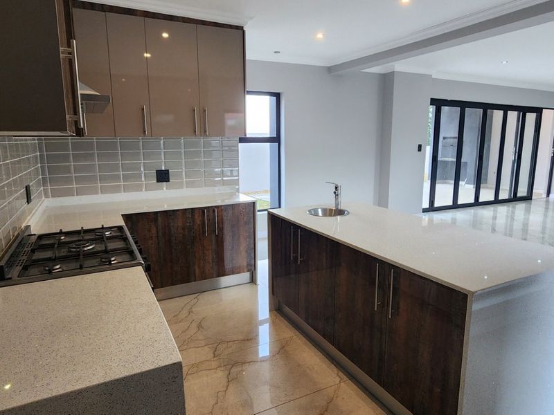 Brand New Double Story Luxury Home in Eldo Villsge estate  - Photo 8