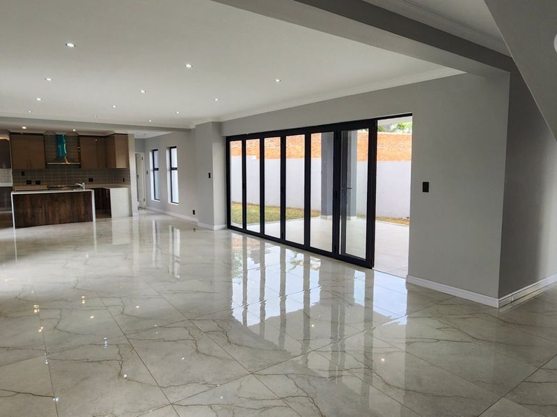 Brand New Double Story Luxury Home in Eldo Villsge estate  - Photo 7