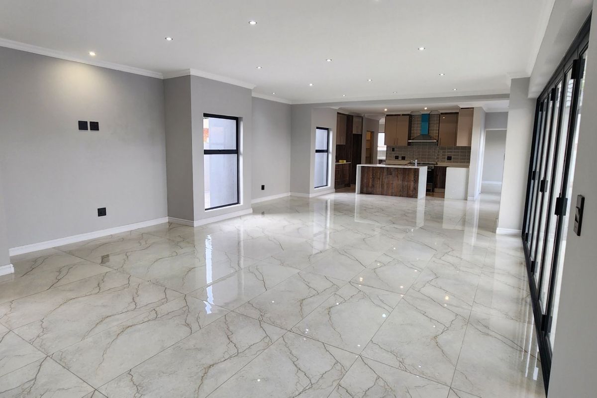 Brand New Double Story Luxury Home in Eldo Villsge estate  - Photo 4