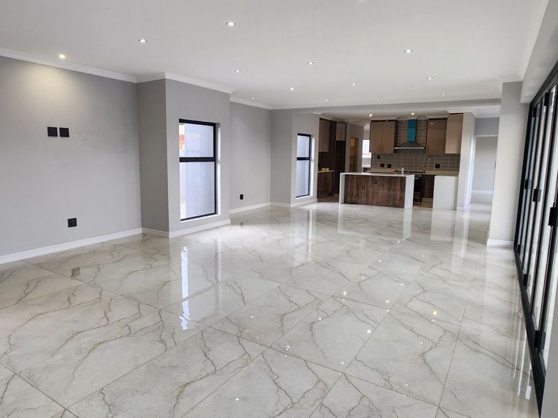 Brand New Double Story Luxury Home in Eldo Villsge estate  - Photo 4