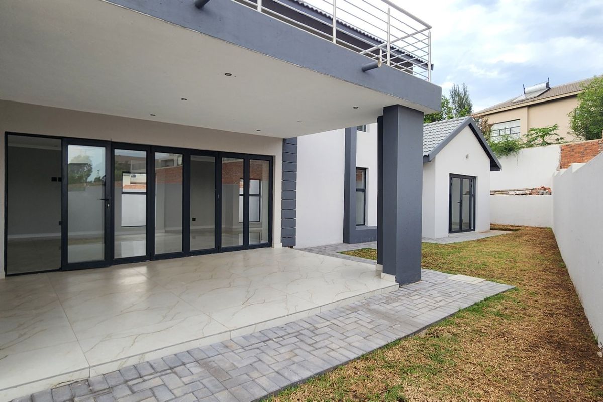 Brand New Double Story Luxury Home in Eldo Villsge estate  - Photo 3
