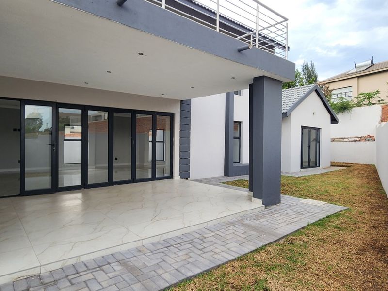 Brand New Double Story Luxury Home in Eldo Villsge estate  - Photo 3