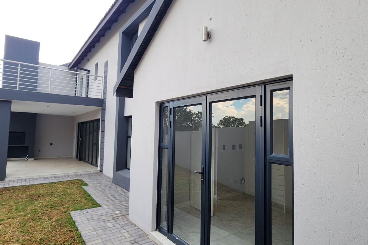 Brand New Double Story Luxury Home in Eldo Villsge estate  - Photo 2