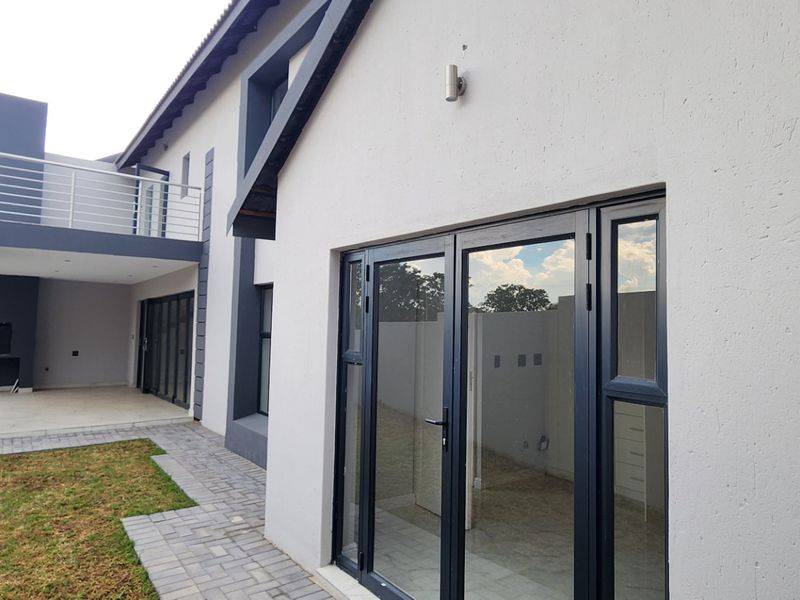 Brand New Double Story Luxury Home in Eldo Villsge estate  - Photo 2