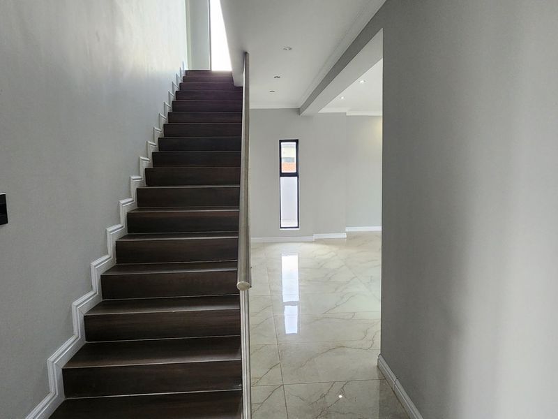 Brand New Double Story Luxury Home in Eldo Villsge estate  - Photo 10