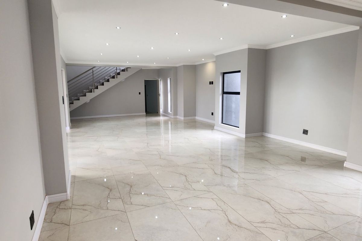 Brand New Double Story Luxury Home in Eldo Villsge estate  - Photo 5