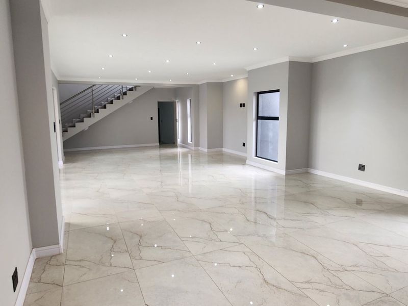 Brand New Double Story Luxury Home in Eldo Villsge estate  - Photo 5