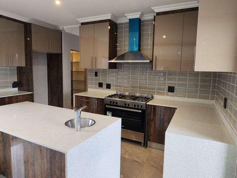 Brand New Double Story Luxury Home in Eldo Villsge estate  - Photo 9