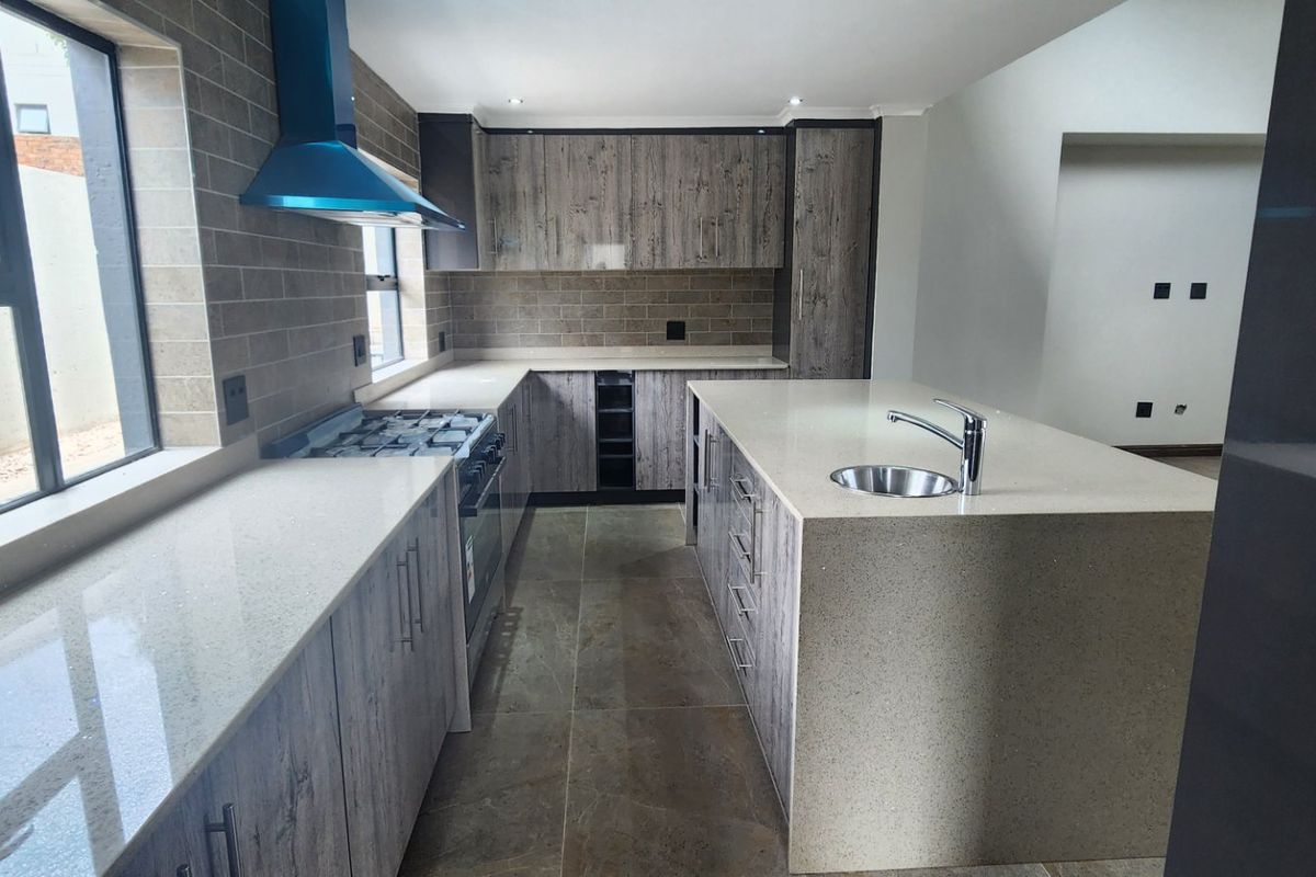 Brand New Luxury Home in Eldo Village Estate – 4 En-Suite Bedrooms & Solar Power! - Photo 5