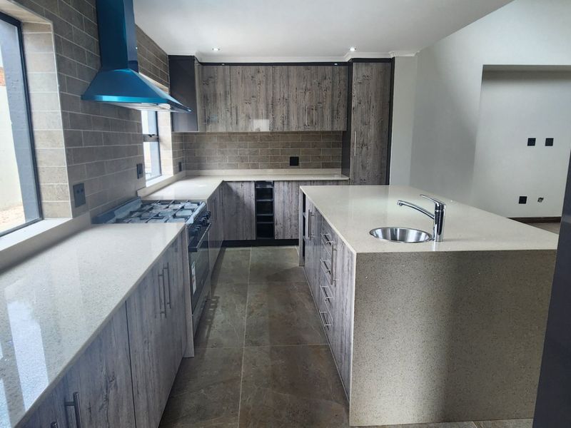 Brand New Luxury Home in Eldo Village Estate – 4 En-Suite Bedrooms & Solar Power! - Photo 5