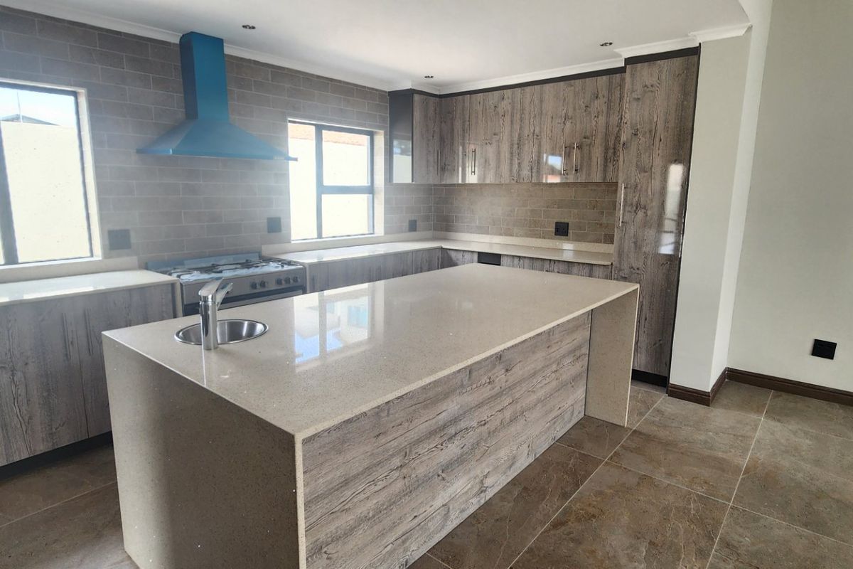 Brand New Luxury Home in Eldo Village Estate – 4 En-Suite Bedrooms & Solar Power! - Photo 4