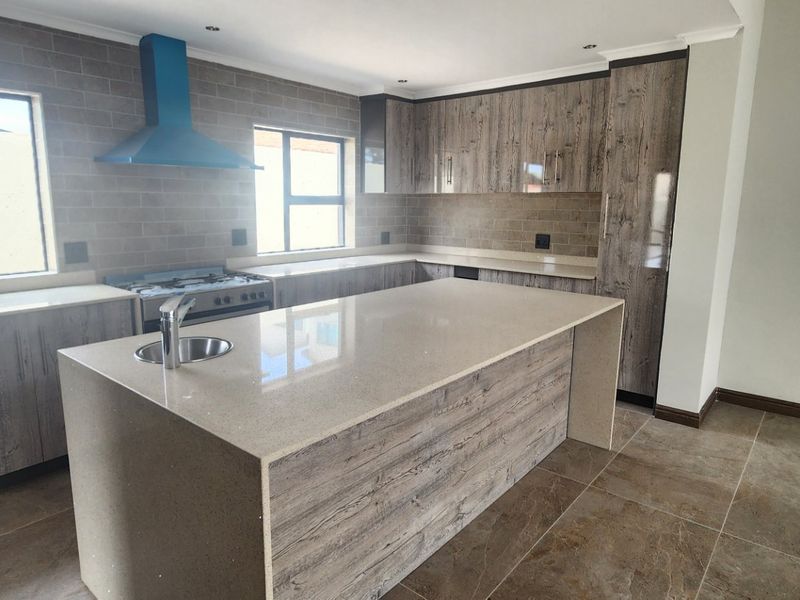 Brand New Luxury Home in Eldo Village Estate – 4 En-Suite Bedrooms & Solar Power! - Photo 4