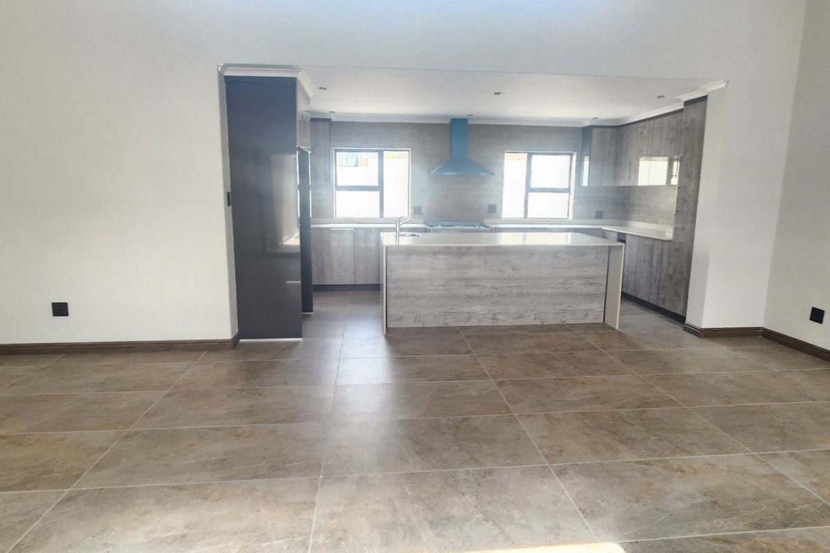 Brand New Luxury Home in Eldo Village Estate – 4 En-Suite Bedrooms & Solar Power! - Photo 3