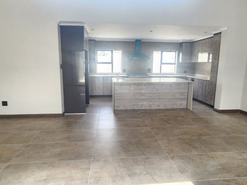 Brand New Luxury Home in Eldo Village Estate – 4 En-Suite Bedrooms & Solar Power! - Photo 3