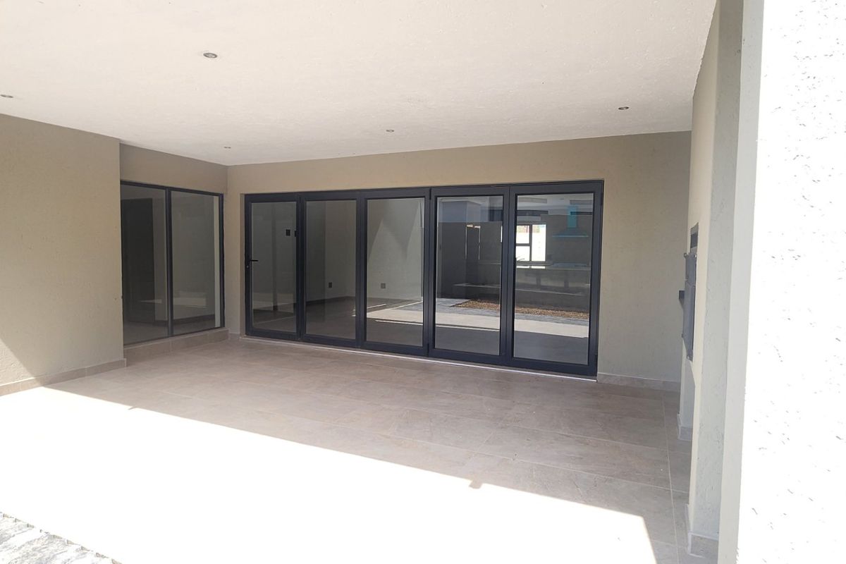 Brand New Luxury Home in Eldo Village Estate – 4 En-Suite Bedrooms & Solar Power! - Photo 2