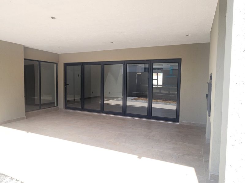 Brand New Luxury Home in Eldo Village Estate – 4 En-Suite Bedrooms & Solar Power! - Photo 2