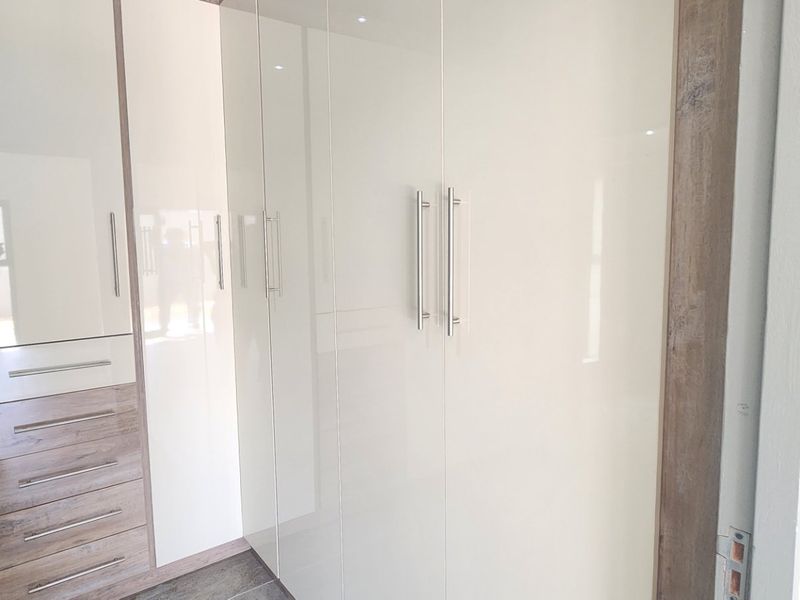 Brand New Luxury Home in Eldo Village Estate – 4 En-Suite Bedrooms & Solar Power! - Photo 8