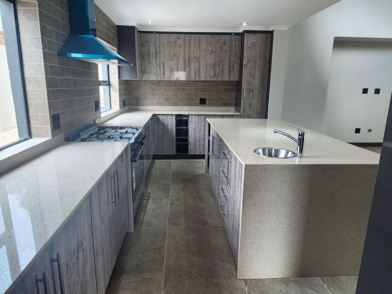 Brand New Luxury Home in Eldo Village Estate – 4 En-Suite Bedrooms & Solar Power! - Photo 7