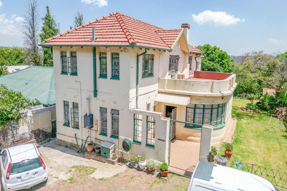 Double Story house with magnificent views, Build in the 20th Century, and build to last - Photo 5