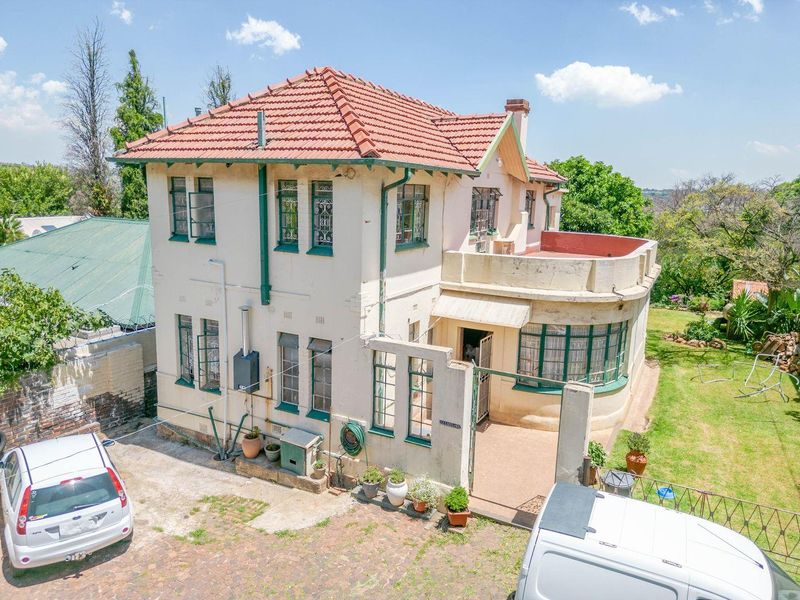 Double Story house with magnificent views, Build in the 20th Century, and build to last - Photo 5