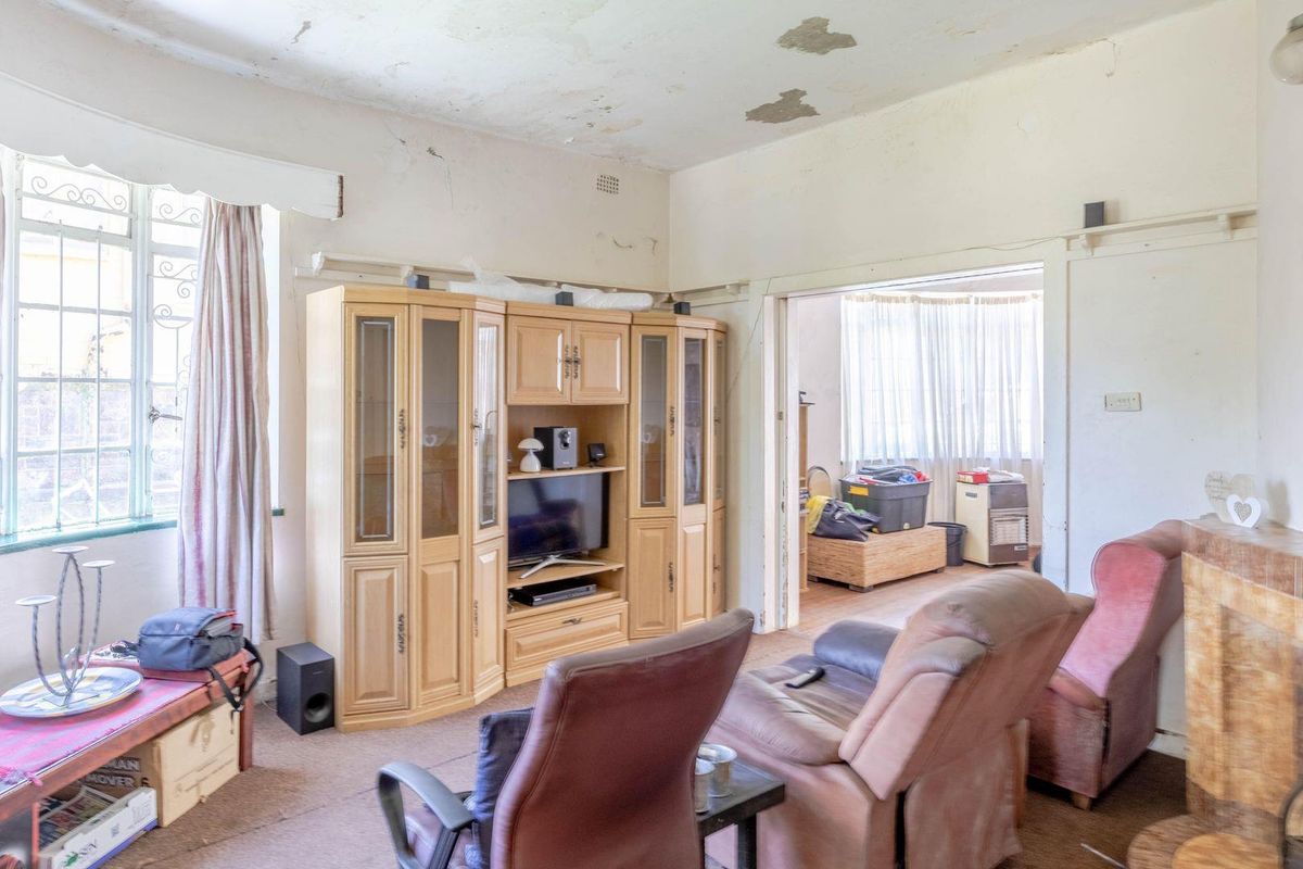 Double Story house with magnificent views, Build in the 20th Century, and build to last - Photo 4