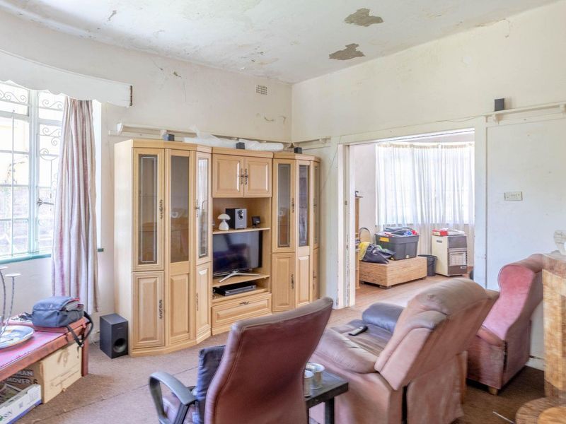 Double Story house with magnificent views, Build in the 20th Century, and build to last - Photo 4