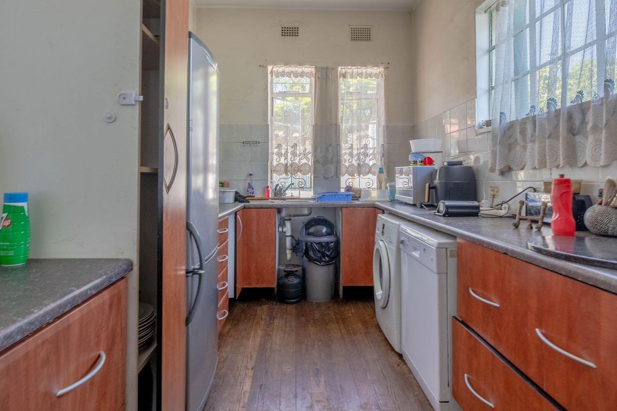 Double Story house with magnificent views, Build in the 20th Century, and build to last - Photo 2