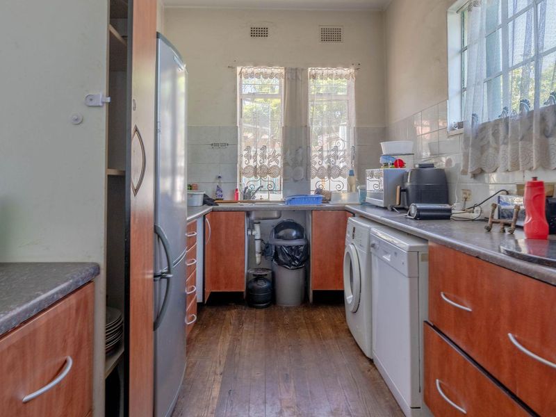 Double Story house with magnificent views, Build in the 20th Century, and build to last - Photo 2