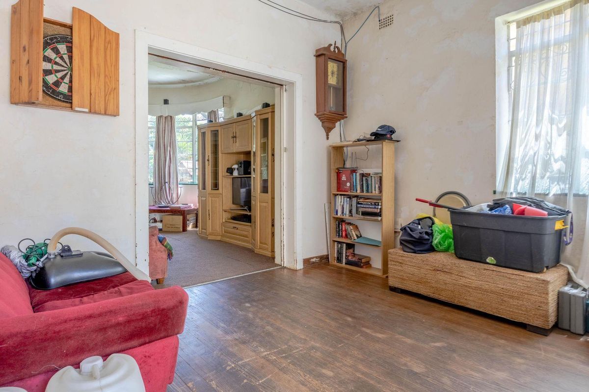 Double Story house with magnificent views, Build in the 20th Century, and build to last - Photo 3