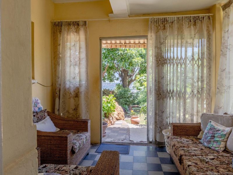 Double Story house with magnificent views, Build in the 20th Century, and build to last - Photo 9