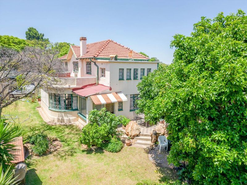 Double Story house with magnificent views, Build in the 20th Century, and build to last - Photo 7