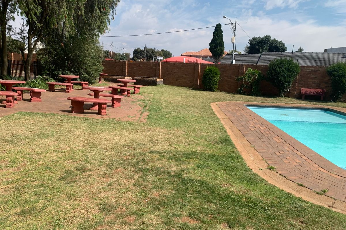 Stunning View 2 Bedroom Apartment for Sale in Southdale.  - Photo 2