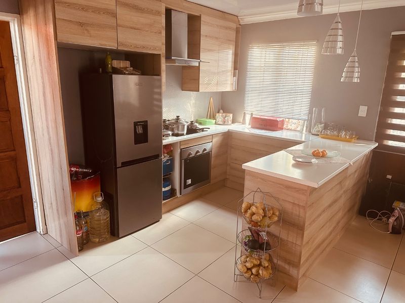 3 Bedroom Simplex For Sale in Mondeor - Photo 4