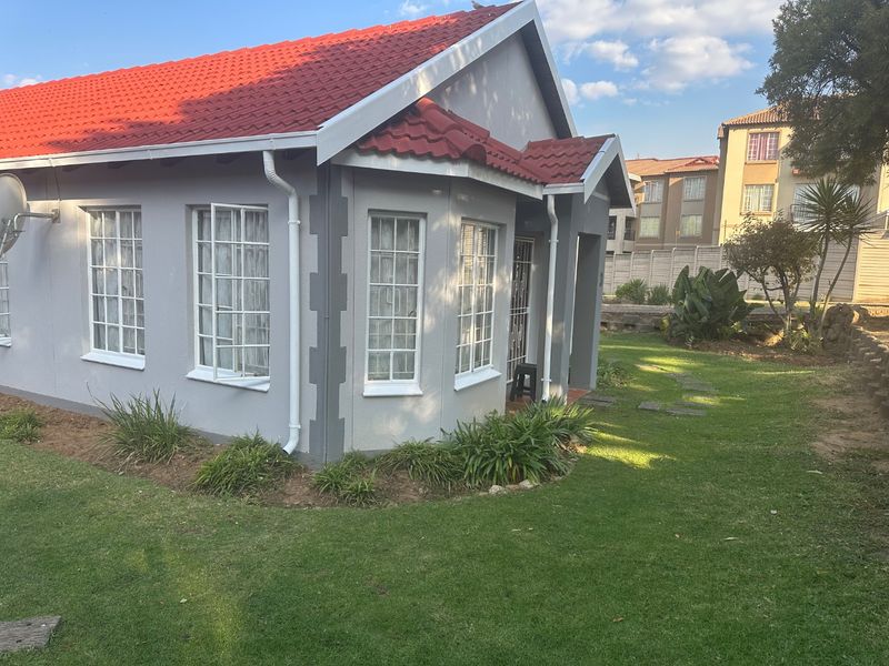 3 Bedroom Simplex For Sale in Mondeor - Photo 2