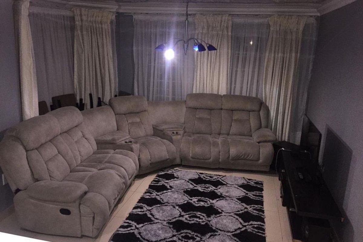 3 Bedroom Simplex For Sale in Mondeor - Photo 2