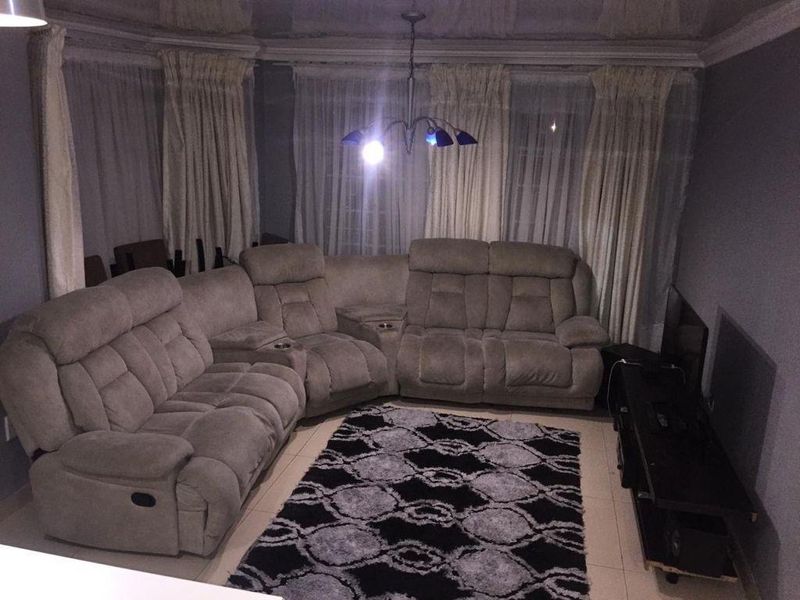 3 Bedroom Simplex For Sale in Mondeor - Photo 2